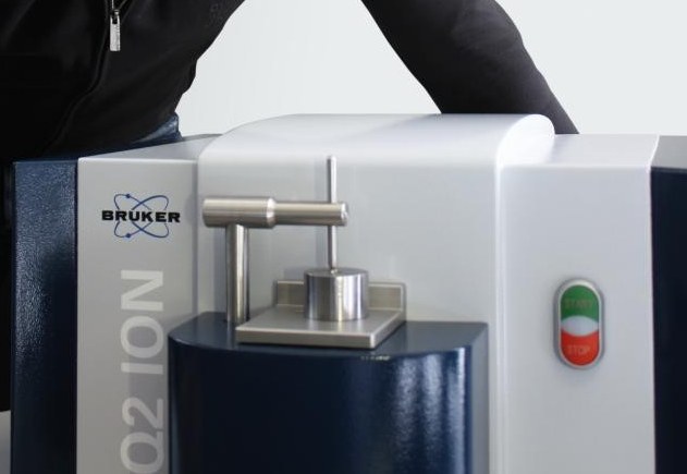 布鲁克 Q2 ION 紧凑型台式火花直读光谱仪（火花台装样，机身可见 Q2 ION 型号标）